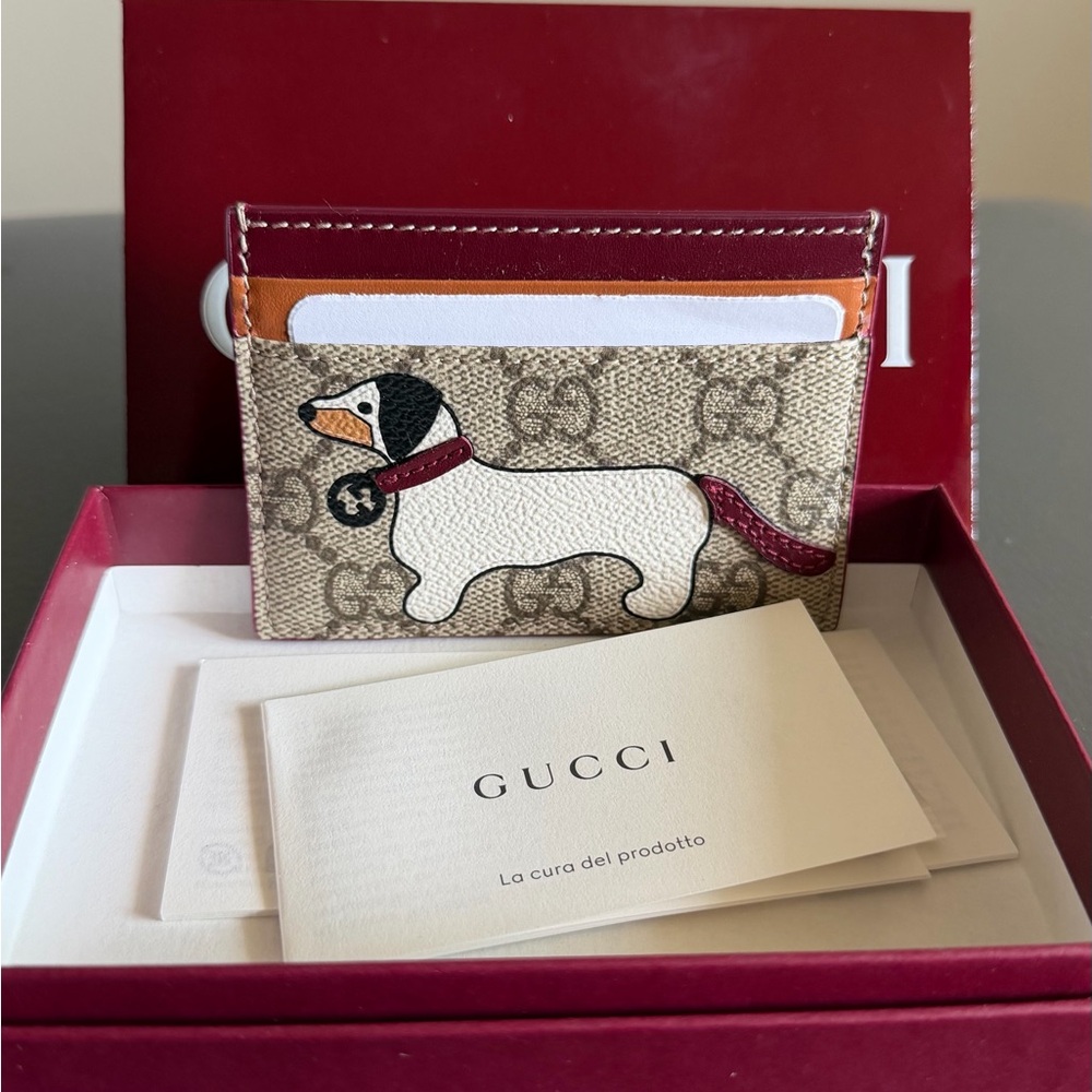Gucci Beige GG Supreme Card Case with White Dog Motif and Burgundy Trim - Picture 2 of 7